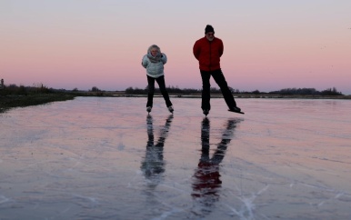 Schaatsers profiteren van vorst en betreden ijs in Friesland