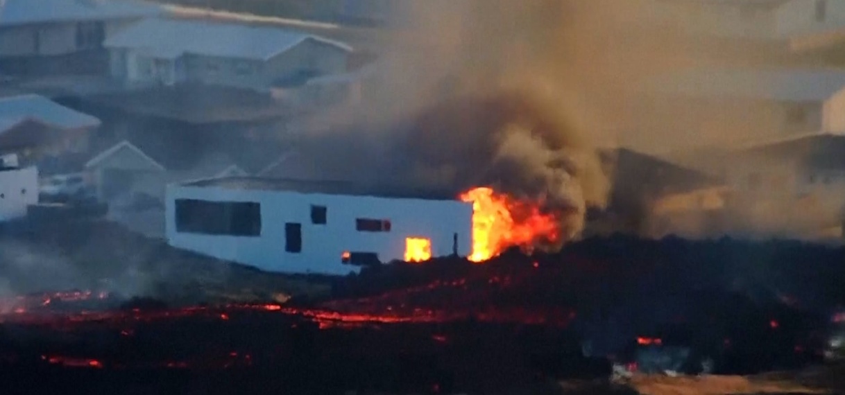 UPDATE: Lava bereikt IJslands vissersdorp en zet eerste huizen in vlam