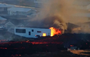 UPDATE: Lava bereikt IJslands vissersdorp en zet eerste huizen in vlam