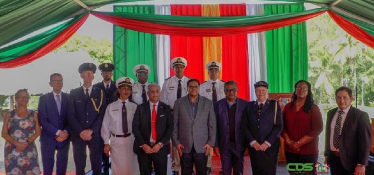 Nederlandse douane vertegenwoordigers ontmoeten president Santokhi tijdens Internationale Douaneweek