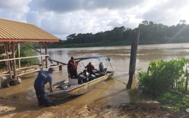 Auto met vermoedelijk meer dan een inzittende in de Saramacca rivier verdwenen