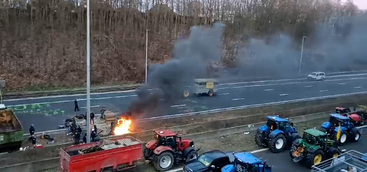 Belgische boeren steken stro en banden in brand op snelweg