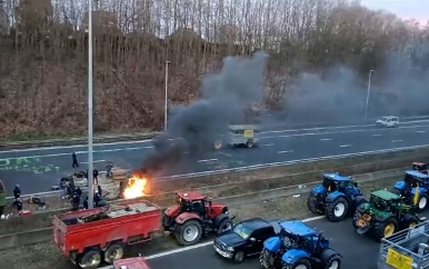 Belgische boeren steken stro en banden in brand op snelweg