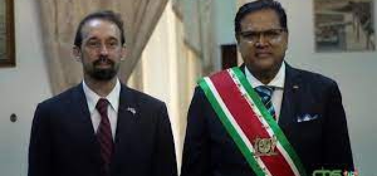 President Santokhi neemt geloofsbrieven Cubaanse ambassadeur in ontvangst
