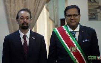 President Santokhi neemt geloofsbrieven Cubaanse ambassadeur in ontvangst