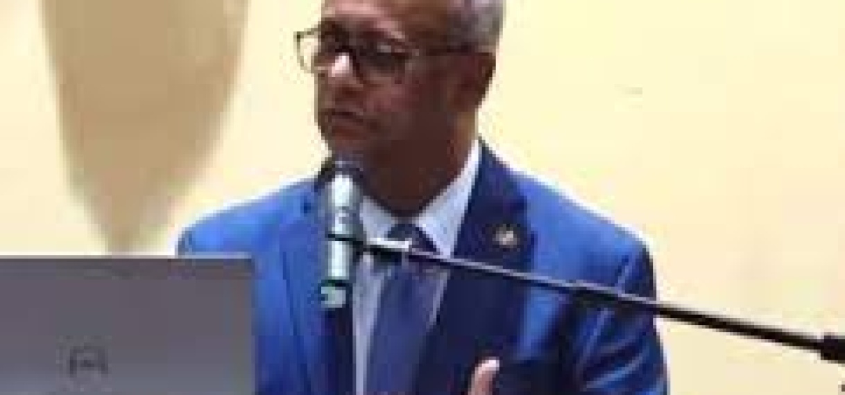 Minister Ramdin spreekt tijdens Nieuwjaarslezing VES