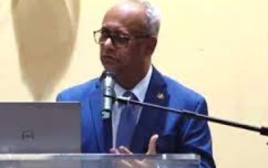 Minister Ramdin spreekt tijdens Nieuwjaarslezing VES