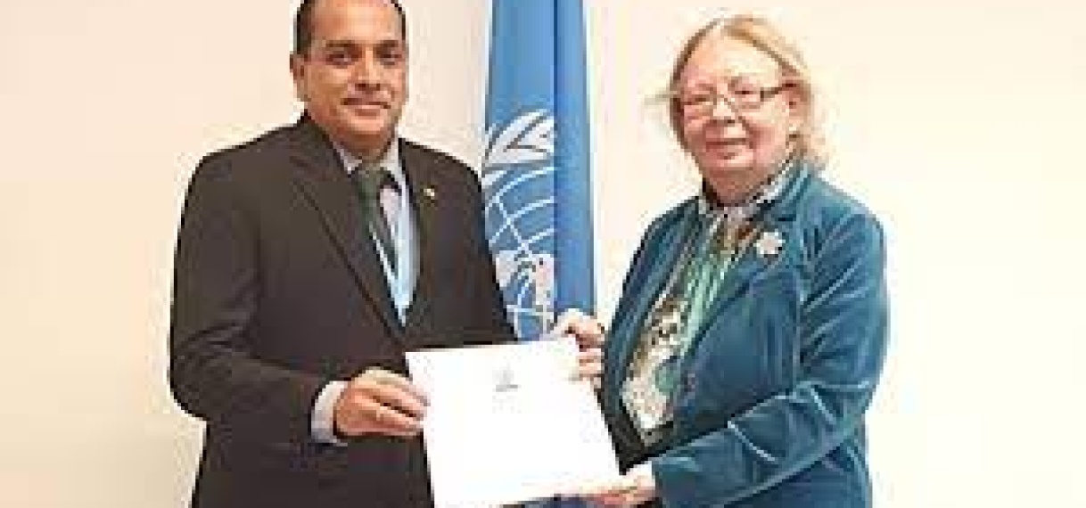 Surinaamse Permanente Vertegenwoordiger overhandigt geloofsbrieven aan VN-directeur in Genève