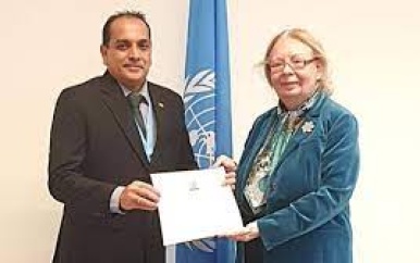 Surinaamse Permanente Vertegenwoordiger overhandigt geloofsbrieven aan VN-directeur in Genève