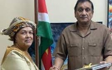 Boek Prodo Fu Koto aangeboden aan Minowc-minister