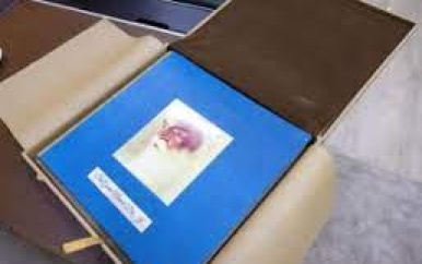 Ambassadeur India overhandigt biografie Guru Nanak Dev Ji aan president Santokhi