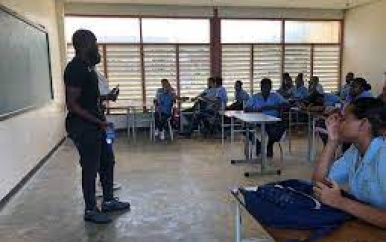 Jeugdraad Suriname lanceert pilotproject: Motivatiesessie op MGJ Poolschool