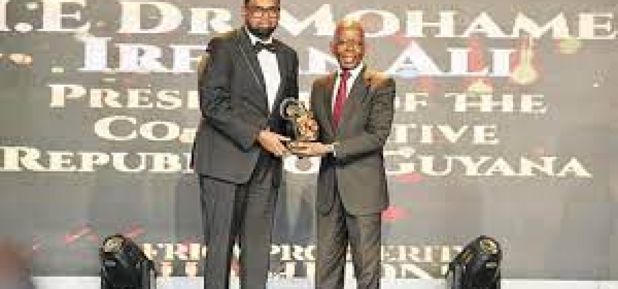 President Irfaan Ali van Guyana neemt Global African Leadership Award in ontvangst