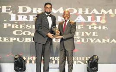 President Irfaan Ali van Guyana neemt Global African Leadership Award in ontvangst