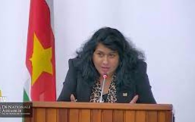 Mangre wil SRD 100 miljoen extra voor onderwijs