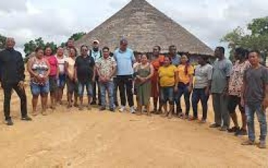 Werkbezoek van Minister Ori aan Trio-dorp Kwamalasamutu