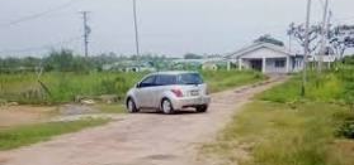 Mannen in auto beroven vrouw van ketting; worden daarna klemgereden