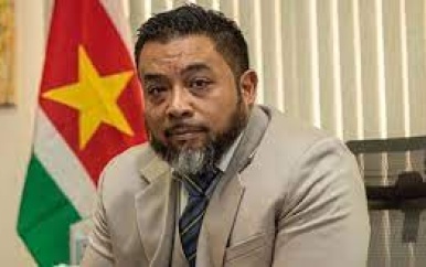 Dubbele salarissen stopgezet en spookambtenaren ontmaskerd: resultaten van verplichte registratie van landsdienaren