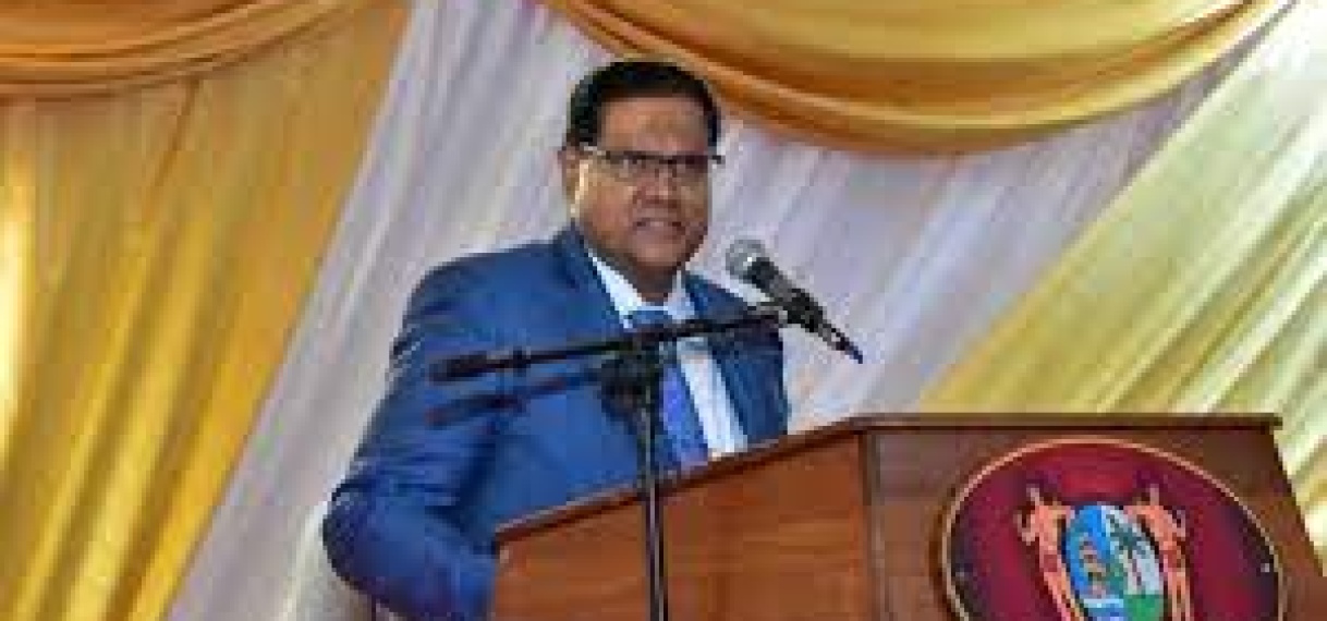 Santokhi wil duurzame aanpak crises
