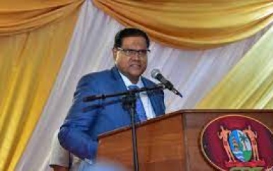 Santokhi wil duurzame aanpak crises