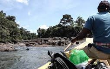 Nog twee ontzielde lichamen van kinderen te Poeloegoedoe geborgen