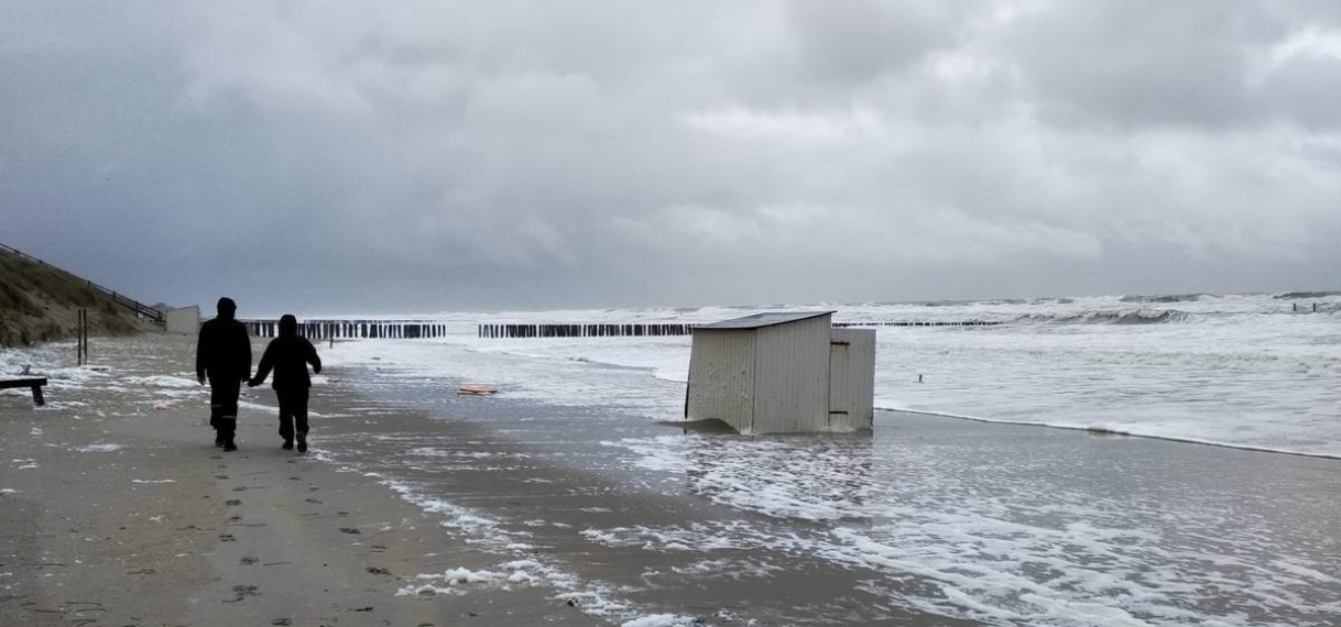 Schip strandt en huisjes spoelen weg door storm in VS