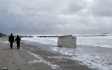 Schip strandt en huisjes spoelen weg door storm in VS