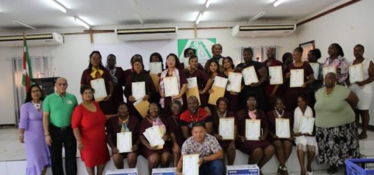 Succesvolle afronding van textiele vaktraining in Coronie: Een stap naar zelfredzaamheid