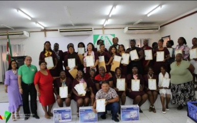 Succesvolle afronding van textiele vaktraining in Coronie: Een stap naar zelfredzaamheid