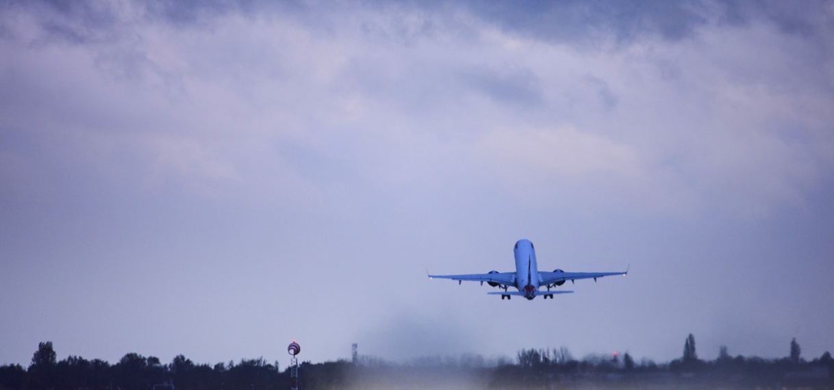 Vluchten op Schiphol vertraagd en geannuleerd vanwege winters weer