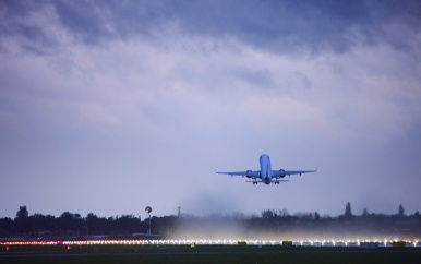 Vluchten op Schiphol vertraagd en geannuleerd vanwege winters weer