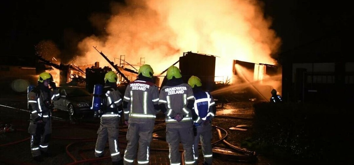 Grote brand legt loods in de as in Kloetinge