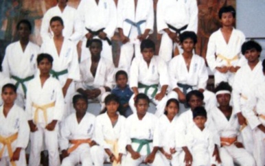 Oud-leerlingen karateclub Mawashi bedanken sensei met reünie