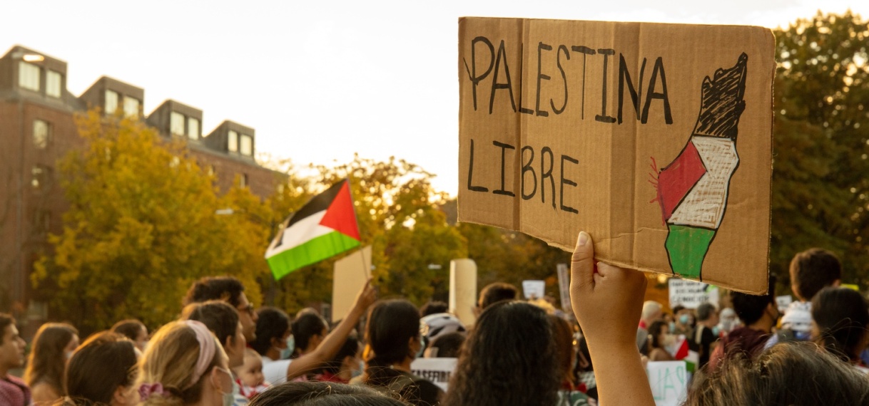 Harvard-studenten houden een ‘die-in’-protest en zingen ‘Palestina is Arabisch’