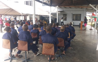 “Wroko Foe Mek Monie”: Een Nieuw Begin voor Gedetineerden