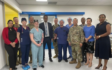 Minister Amar Ramadhin en LAMAT bezoeken nieuwe operatiekamer in het Academisch Ziekenhuis