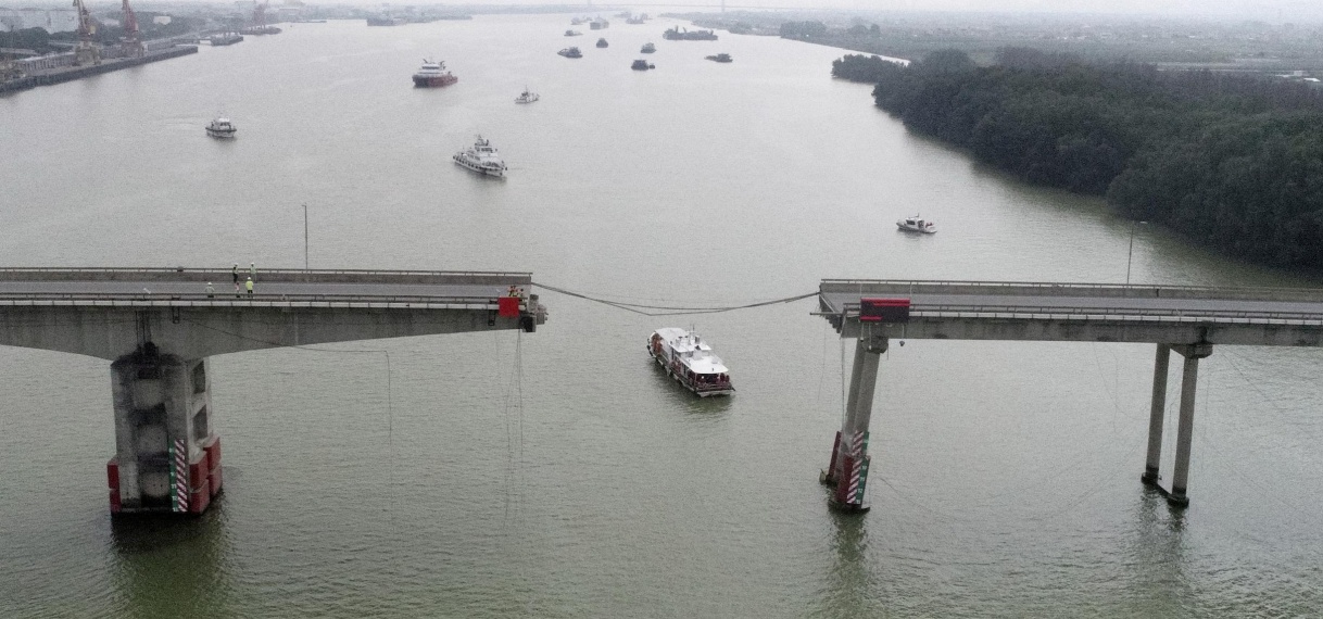 Chinese brug breekt in tweeën doordat schip ertegen botst