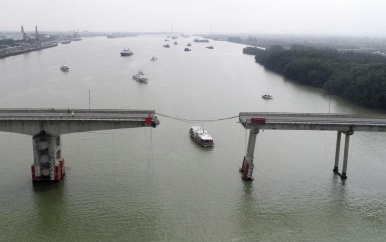 Chinese brug breekt in tweeën doordat schip ertegen botst