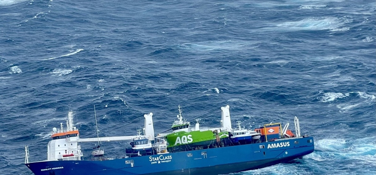 Vissersboot helt helemaal naar rechts voor Noorse kust