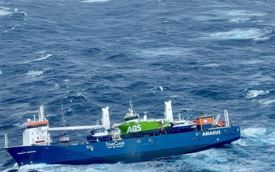 Vissersboot helt helemaal naar rechts voor Noorse kust