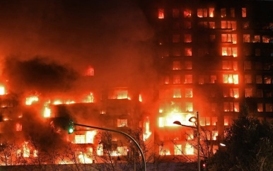 Vuurzee verwoest flatgebouw in Valencia