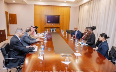 Surinaamse president en minister van Buitenlandse Zaken voeren bilaterale gesprekken tijdens bezoek aan Guyana