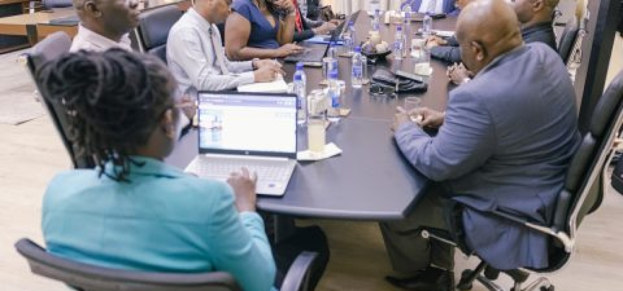 President Santokhi zet zich in voor uitvoering van sportbeleid: Overleg met sportdeskundigen en actoren