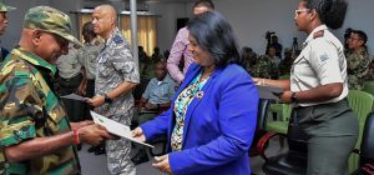 Minister Mathoera beloont onderofficieren voor hun toewijding aan Defensie