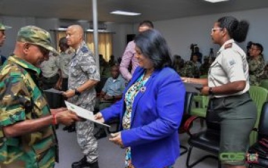 Minister Mathoera beloont onderofficieren voor hun toewijding aan Defensie