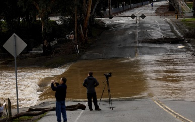 Spectaculaire reddingsacties bij overstromingen in Californië