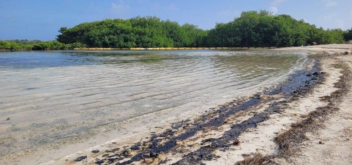 Olie uit gekapseisd vaartuig vervuilt oostkust van Bonaire