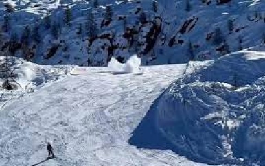 Gasfles valt uit helikopter en raakt bijna skiërs in Italië