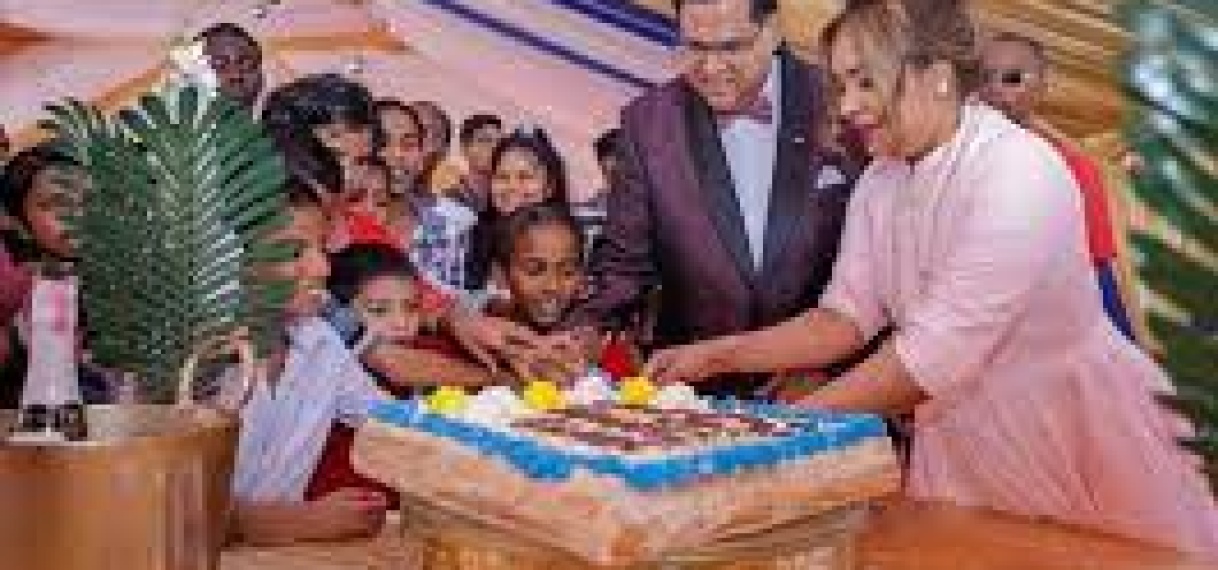 President Santokhi viert 65ste verjaardag met sociale instellingen