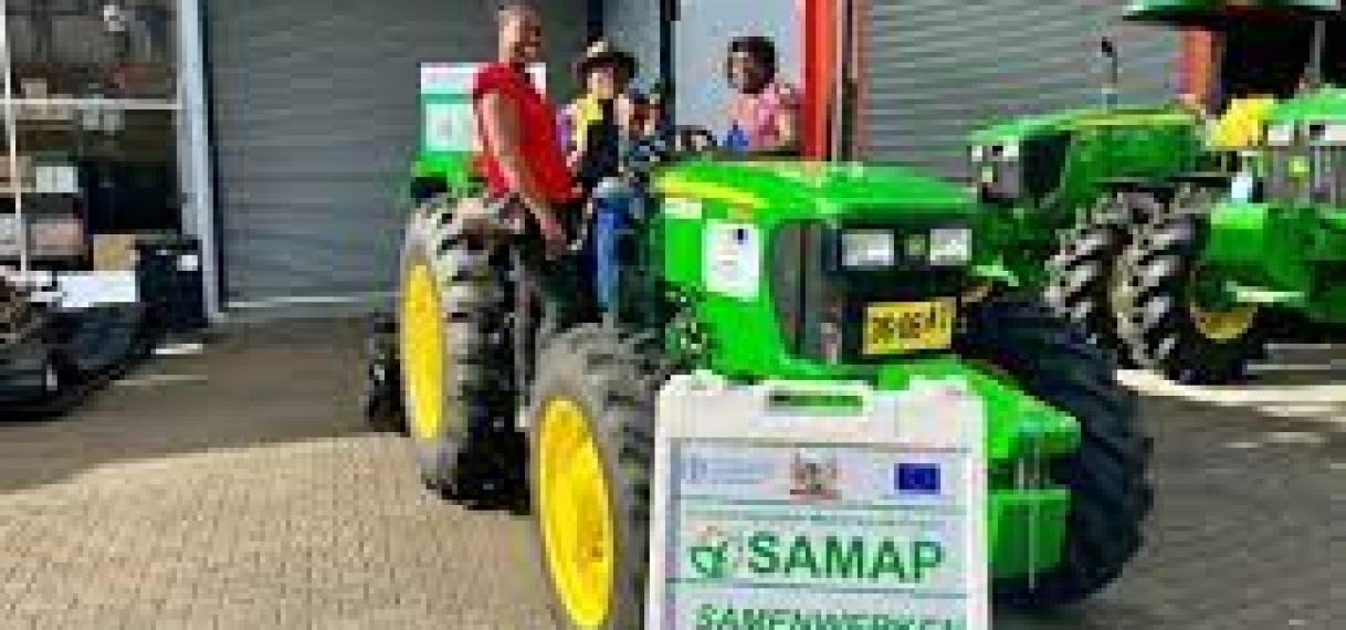 EU schenkt hypermoderne tractor aan Coöperatieve Vereniging Saamaka Wosu in Suriname